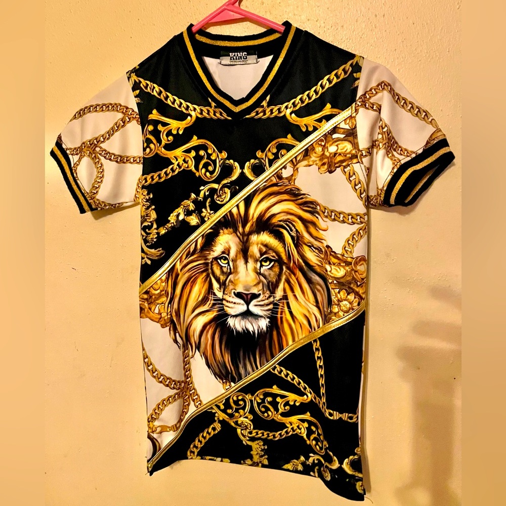 Lion shirt, the brand is King. Size is large, and it is long and a bit narrow.